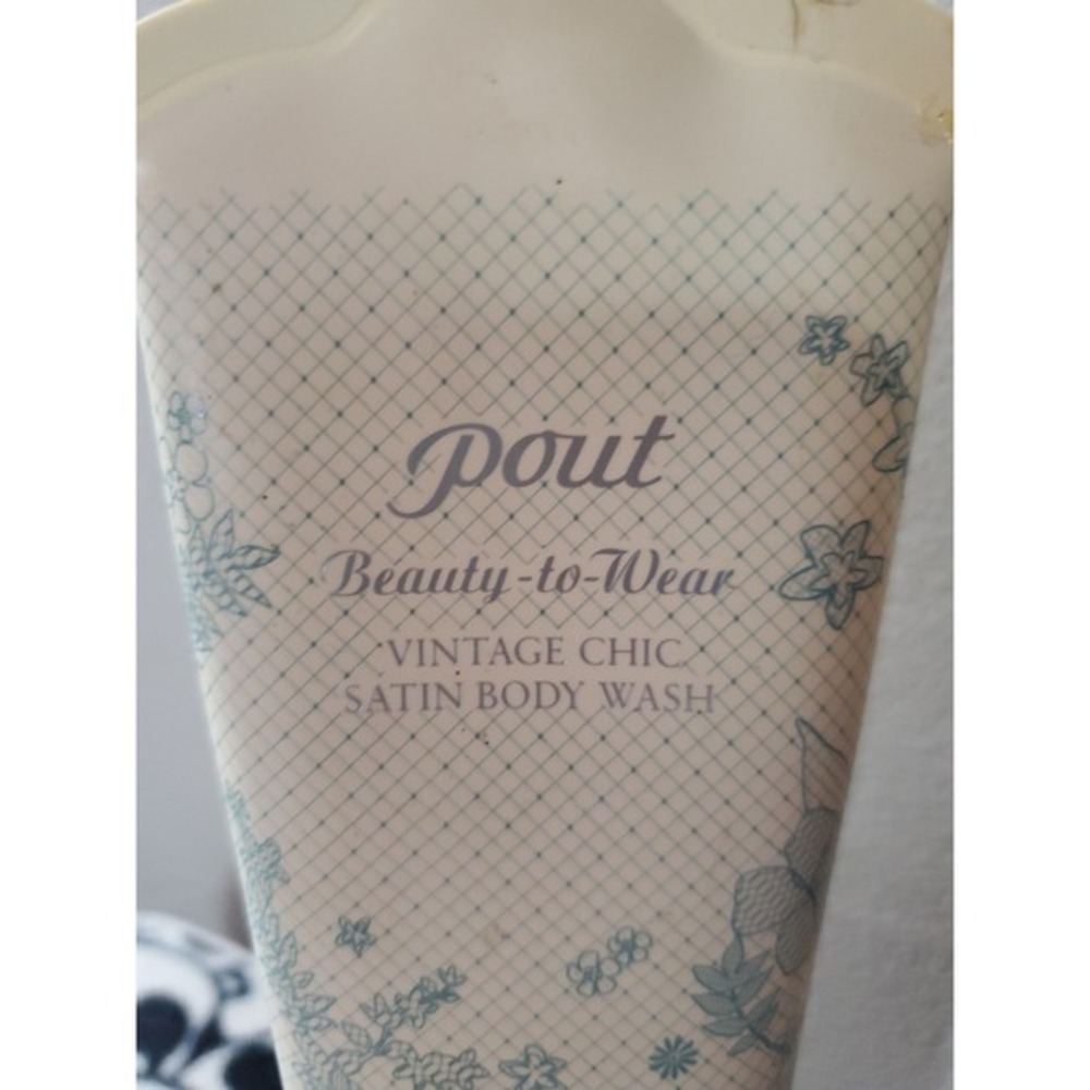 VICTORIA'S SECRET POUT‎ VINTAGE CHIC Bosy Wash
